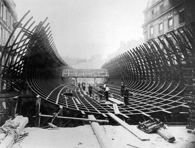 Lavori sulla metropolitana di Parigi a Place Saint-Michel mostrando la costruzione del cassone prima di essere posizionato nel fiume Senna, c.1906 da French Photographer